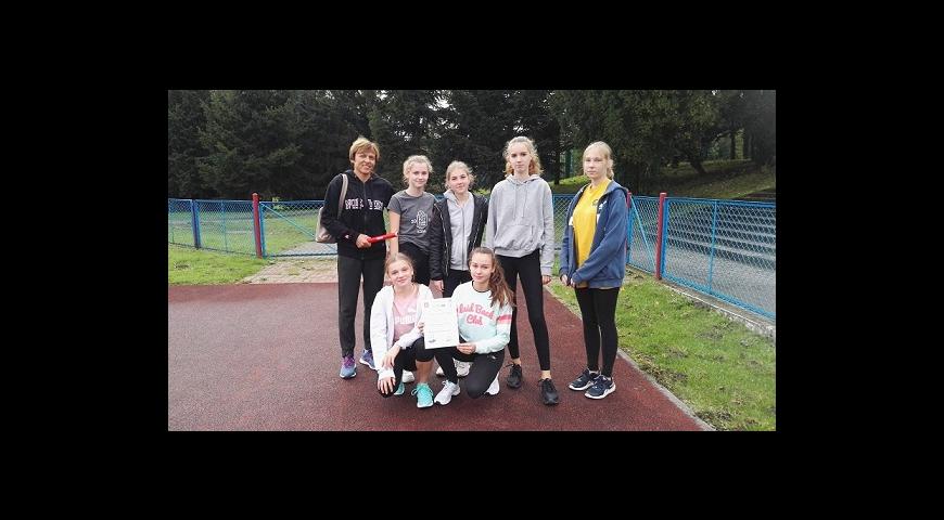 Wicemistrzynie powiatu i  mistrzynie Świecia w sztafetowych biegach przełajowych