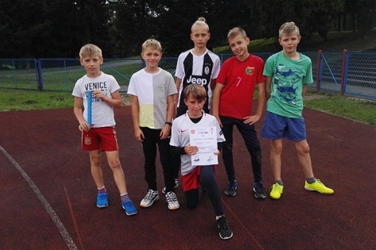 Mistrzowie Świeciaw mistrzostwach powiatu w sztafetowych biegach przełajowych