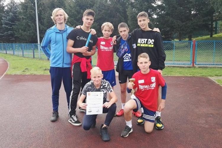 Mistrzowie Świecia i powiatu w sztafetowych biegach przełajowych